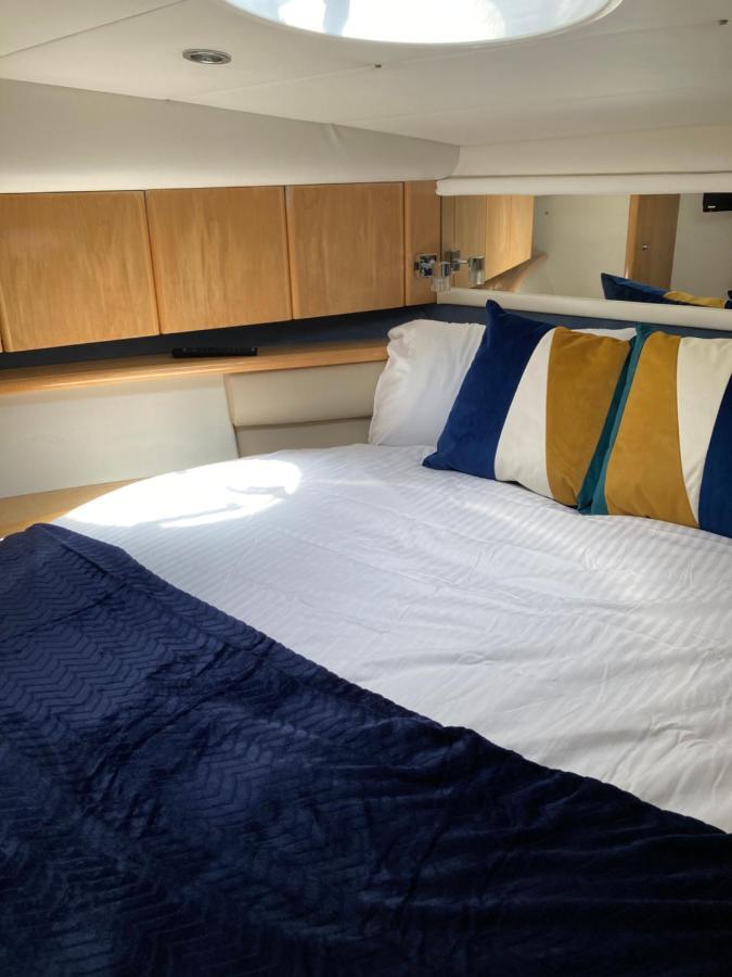 Entire Boat At St Katherine Docks 2 Available Select Using Room Options London Bagian luar foto