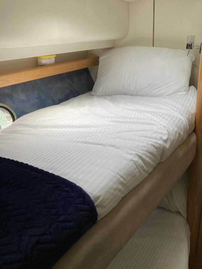 Entire Boat At St Katherine Docks 2 Available Select Using Room Options London Bagian luar foto
