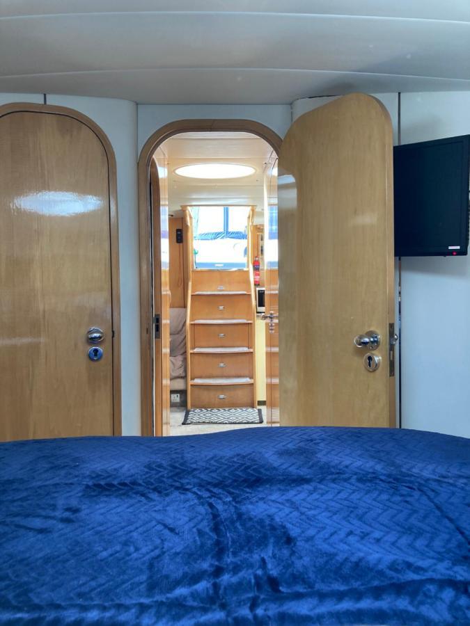 Entire Boat At St Katherine Docks 2 Available Select Using Room Options London Bagian luar foto