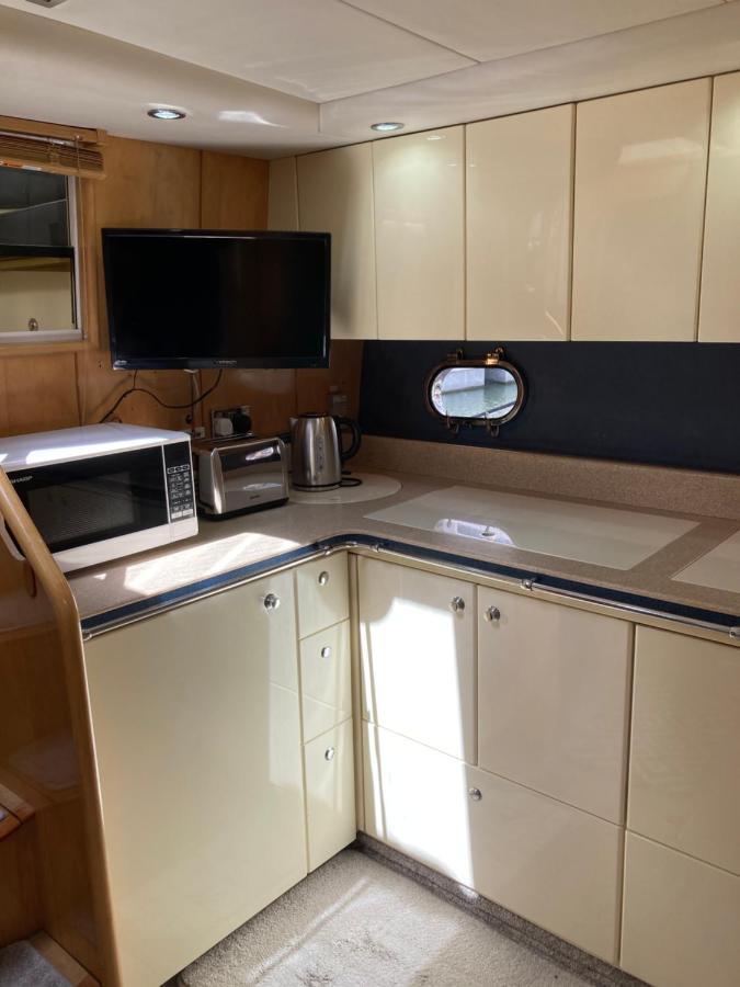 Entire Boat At St Katherine Docks 2 Available Select Using Room Options London Bagian luar foto