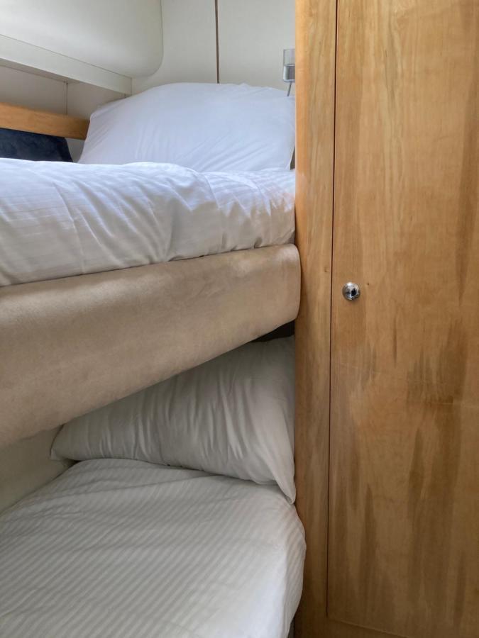 Entire Boat At St Katherine Docks 2 Available Select Using Room Options London Bagian luar foto