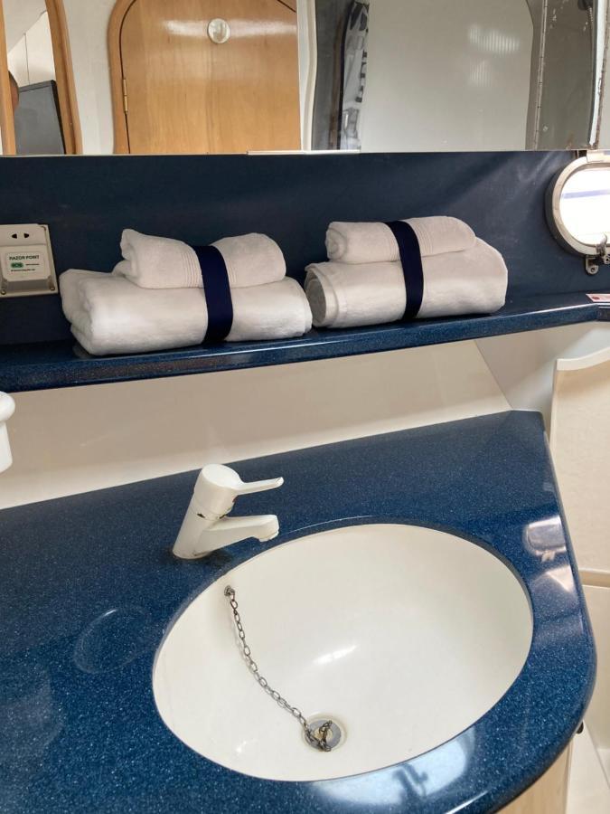 Entire Boat At St Katherine Docks 2 Available Select Using Room Options London Bagian luar foto