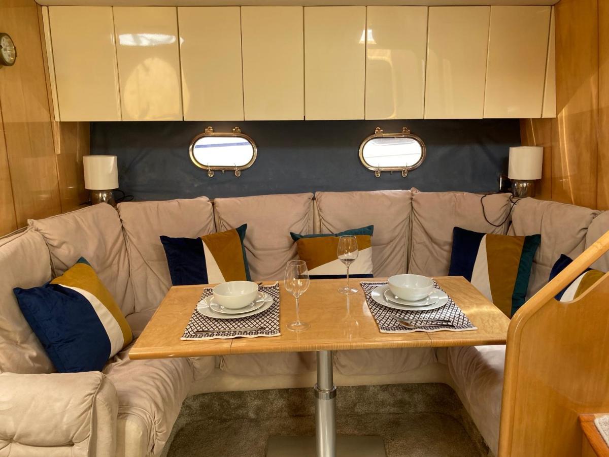 Entire Boat At St Katherine Docks 2 Available Select Using Room Options London Bagian luar foto