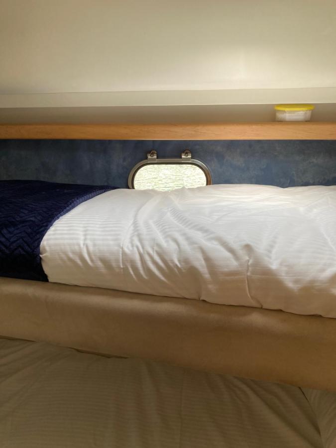 Entire Boat At St Katherine Docks 2 Available Select Using Room Options London Bagian luar foto