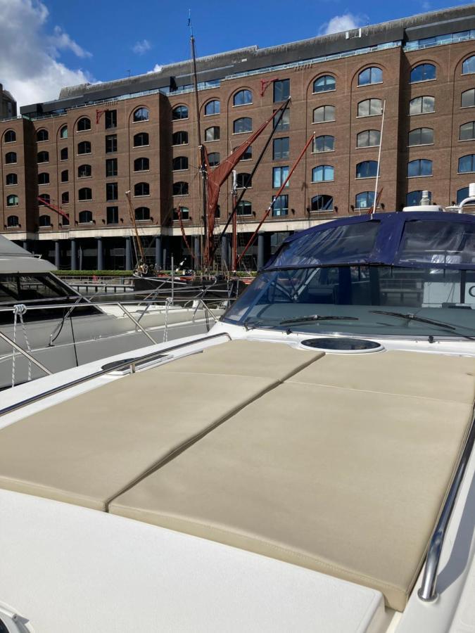 Entire Boat At St Katherine Docks 2 Available Select Using Room Options London Bagian luar foto