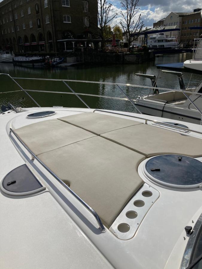 Entire Boat At St Katherine Docks 2 Available Select Using Room Options London Bagian luar foto