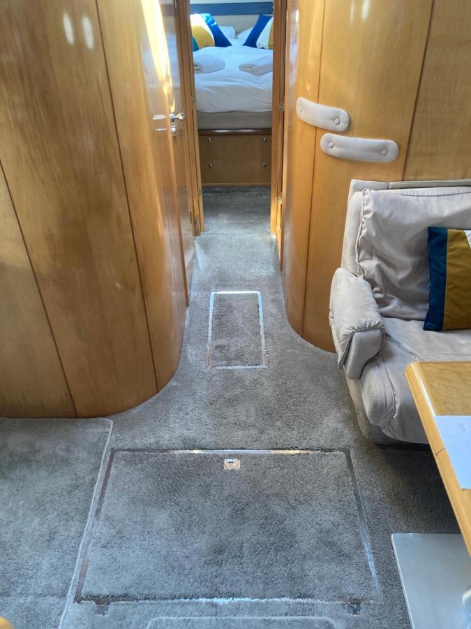 Entire Boat At St Katherine Docks 2 Available Select Using Room Options London Bagian luar foto