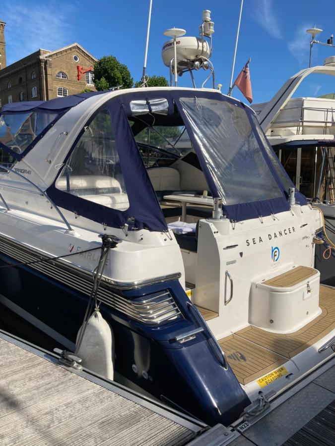 Entire Boat At St Katherine Docks 2 Available Select Using Room Options London Bagian luar foto