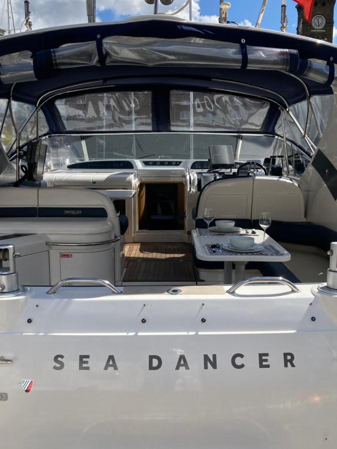 Entire Boat At St Katherine Docks 2 Available Select Using Room Options London Bagian luar foto
