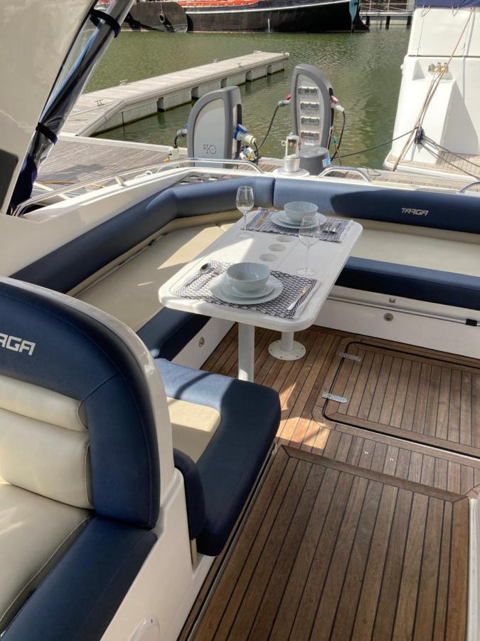 Entire Boat At St Katherine Docks 2 Available Select Using Room Options London Bagian luar foto