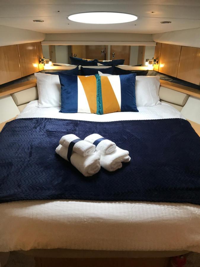 Entire Boat At St Katherine Docks 2 Available Select Using Room Options London Bagian luar foto