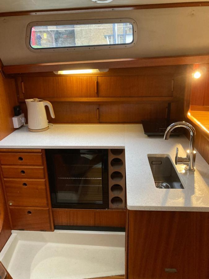 Entire Boat At St Katherine Docks 2 Available Select Using Room Options London Bagian luar foto