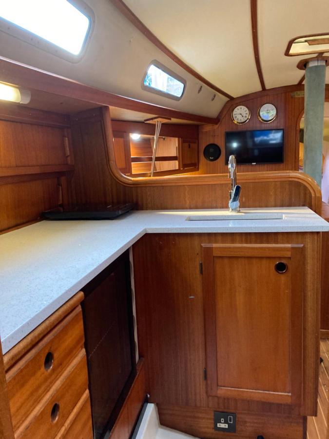 Entire Boat At St Katherine Docks 2 Available Select Using Room Options London Bagian luar foto