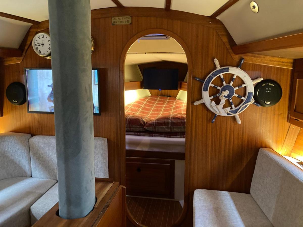 Entire Boat At St Katherine Docks 2 Available Select Using Room Options London Bagian luar foto