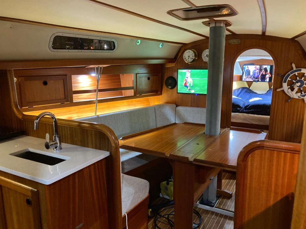 Entire Boat At St Katherine Docks 2 Available Select Using Room Options London Bagian luar foto