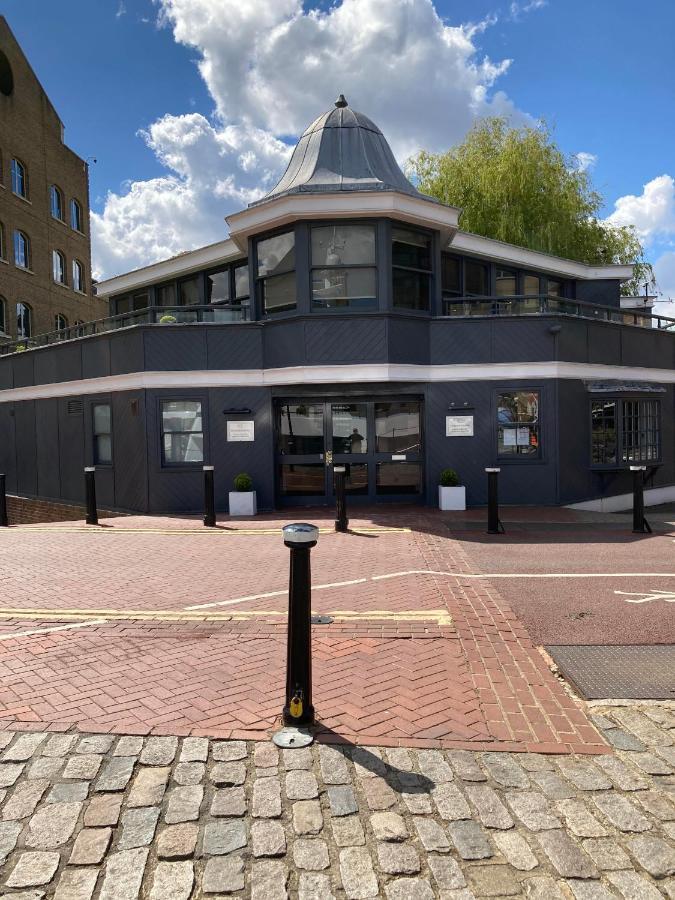 Entire Boat At St Katherine Docks 2 Available Select Using Room Options London Bagian luar foto