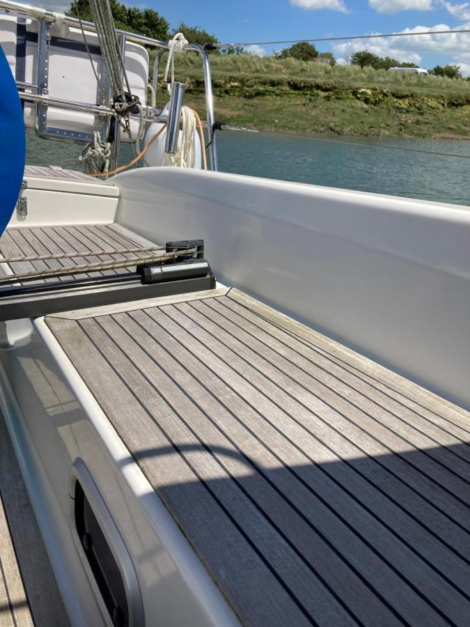 Entire Boat At St Katherine Docks 2 Available Select Using Room Options London Bagian luar foto
