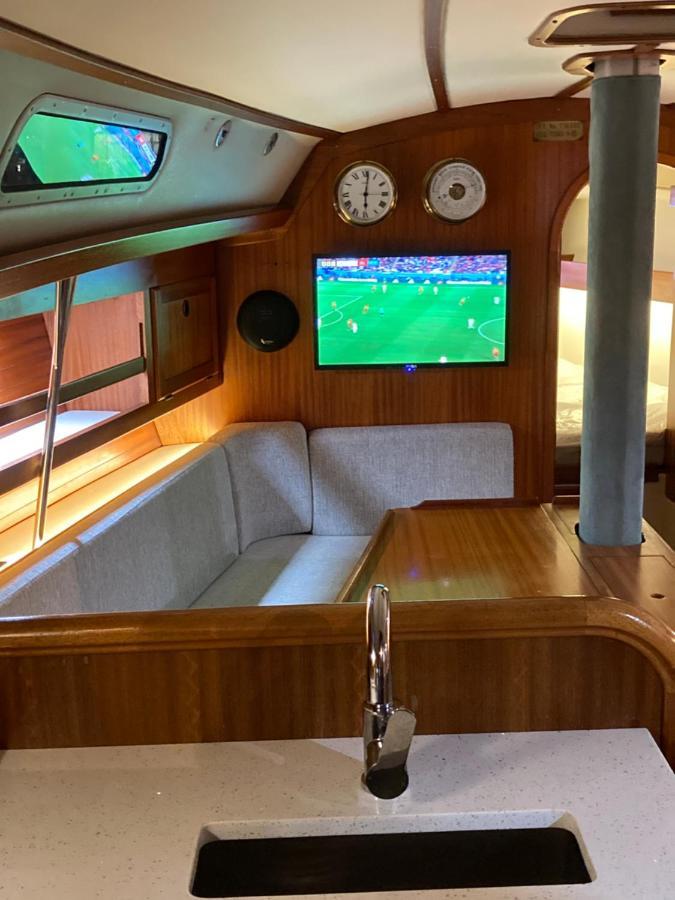 Entire Boat At St Katherine Docks 2 Available Select Using Room Options London Bagian luar foto