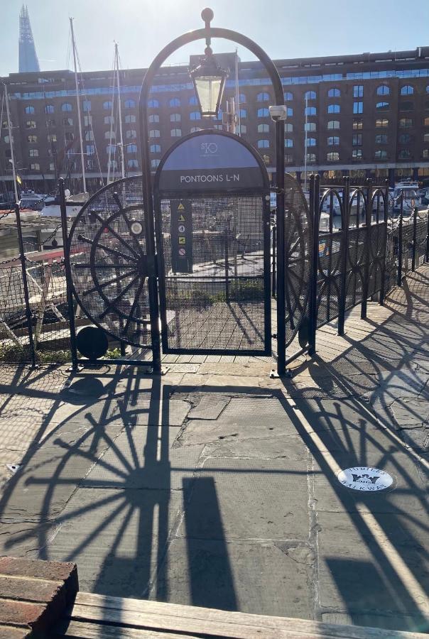 Entire Boat At St Katherine Docks 2 Available Select Using Room Options London Bagian luar foto