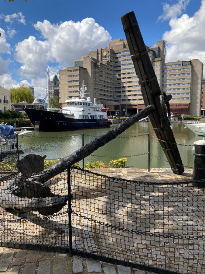 Entire Boat At St Katherine Docks 2 Available Select Using Room Options London Bagian luar foto
