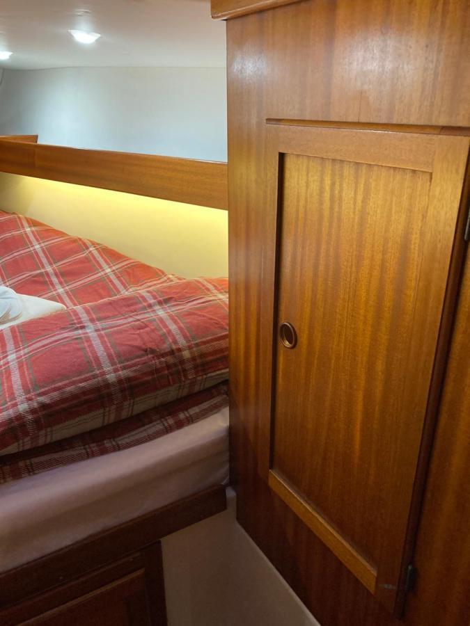 Entire Boat At St Katherine Docks 2 Available Select Using Room Options London Bagian luar foto