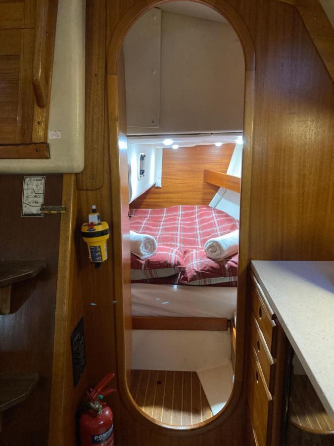 Entire Boat At St Katherine Docks 2 Available Select Using Room Options London Bagian luar foto
