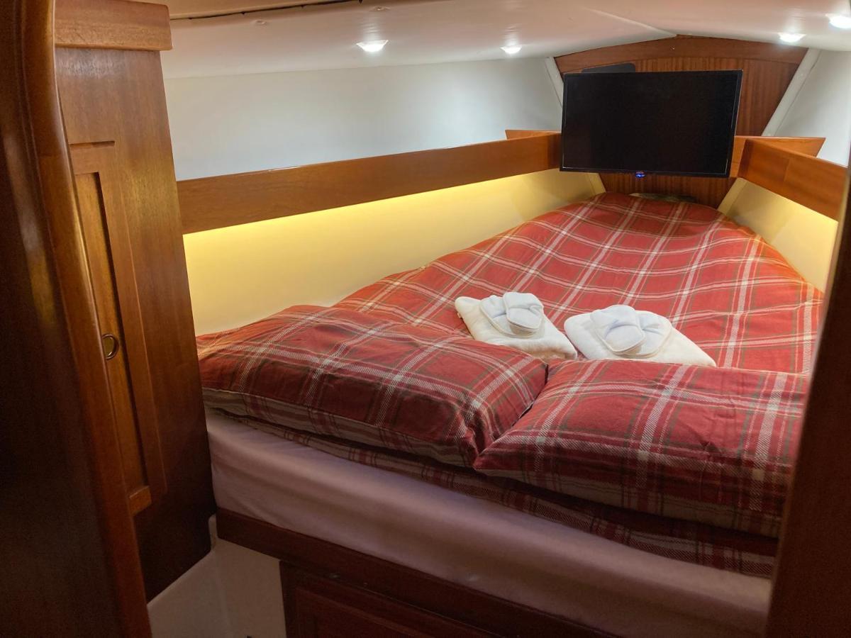 Entire Boat At St Katherine Docks 2 Available Select Using Room Options London Bagian luar foto