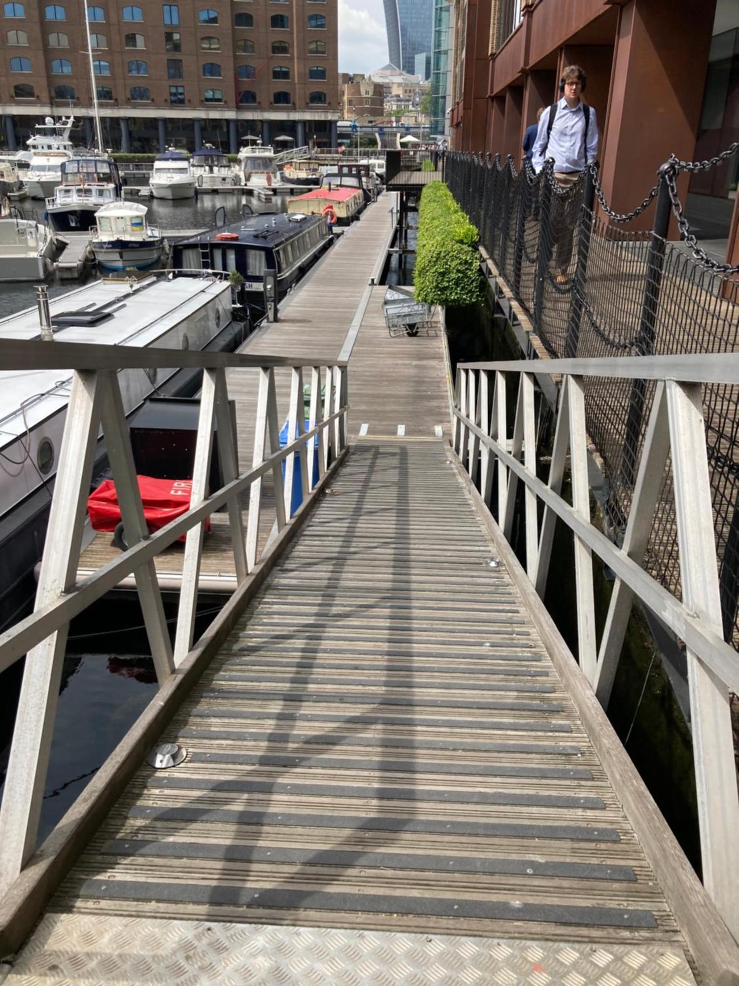 Entire Boat At St Katherine Docks 2 Available Select Using Room Options London Bagian luar foto